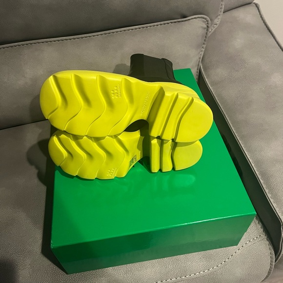 New Authentic Bottege Venetia Flash Boots in color Kiwi (looks like green). - Picture 4 of 9